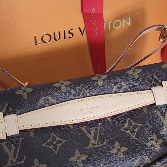 ❌️SOLD❌️ BRAND NEW AUTHENTIC BUMBAG - Picture 4 of 6